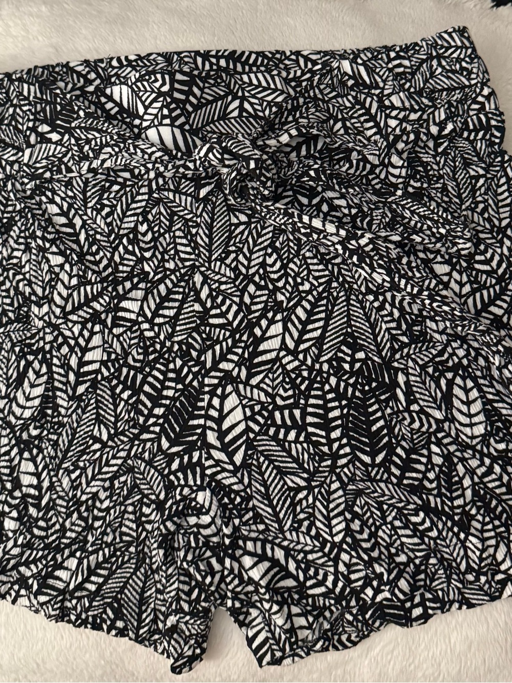 Women's Black & White Leaf-Print Skirt